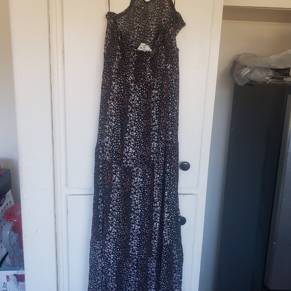 Elegant Black and White Halter Maxi Dress - Picture 2 of 4